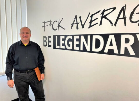 Ernesto Schmutter, CEO der MRM Distribution GmbH & Co. KG in seinem Büro in der MicroCity Unterschleißheim