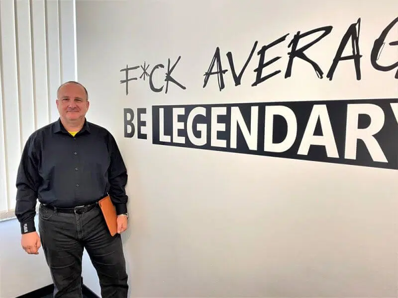 Ernesto Schmutter, CEO der MRM Distribution GmbH & Co. KG in seinem Büro in der MicroCity Unterschleißheim